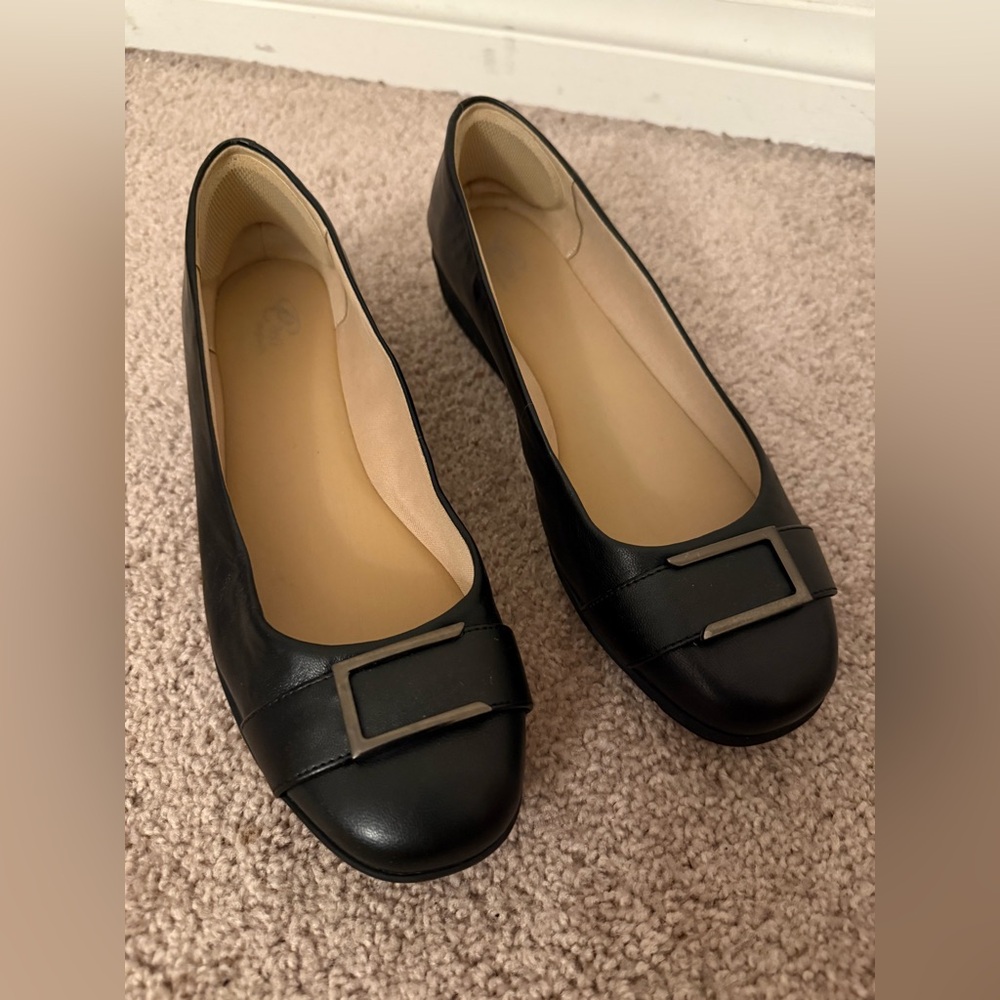 360 by Easy Spirit closed toe flats
